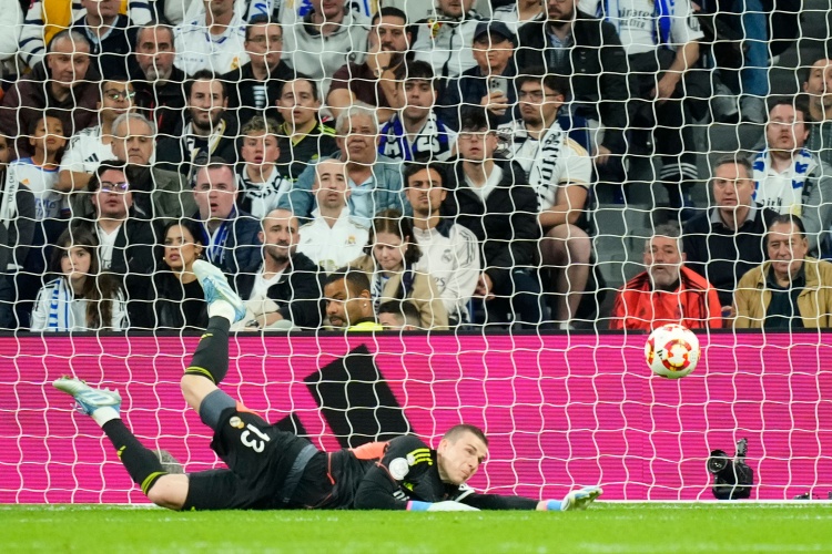 真人互动娱乐-记者:卢宁在对阵阿尔瓦塞特的比赛后感到小腿不适,预计缺阵一周